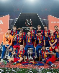 KOK体育平台-巴萨最宝贵的财富！拉玛西亚13人西超杯夺冠合影，一半以上是U21