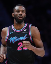 饱受犯规困扰！维金斯半场3次犯规 1中0没得分有1助攻