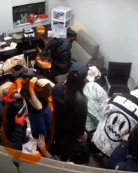 KOK体育平台体育-深夜噩梦！法拉盛公寓遭武装洗劫，抢走30万美元，9名华人男女被扒光衣服羞辱