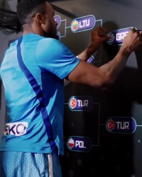 KOK体育平台体育-保留节目！字母哥哥赛后拍打晋级栏希腊队贴纸 激情鼓舞全队！