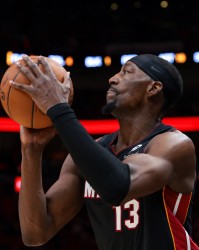 打得不错！阿德巴约18中11拿下25分10板3助3断2帽 上半场17分