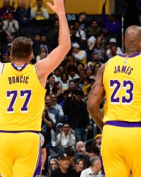 KOK体育平台-湖人新赛季预计首发阵容：詹姆斯、东契奇、里夫斯、艾顿、八村塁